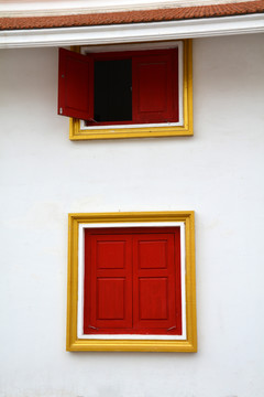 红色木窗