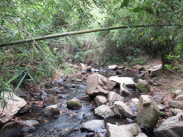 山间溪流