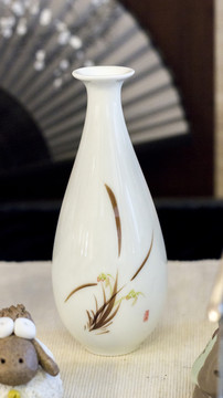 兰花纹白瓷小酒瓶