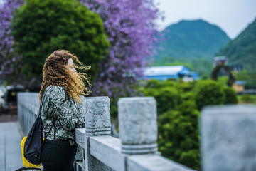 女人望向远方