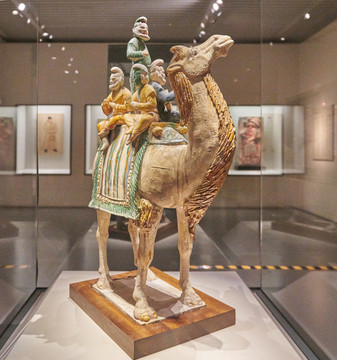 三彩釉陶骆驼载乐俑 高清大图