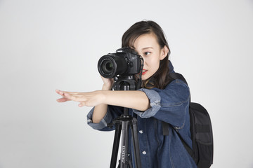 年轻女摄影师 