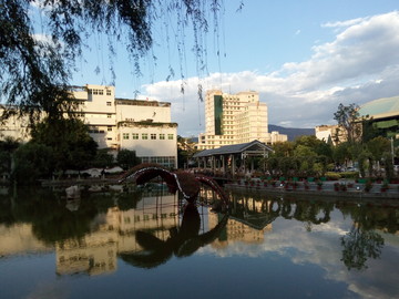 校园湖畔 攀枝花学院