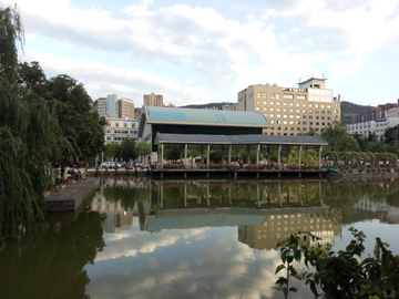 校园湖畔 攀枝花学院