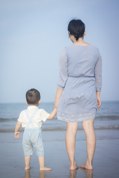 母子看海 母子 海边 母亲