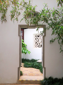 中国古典园林洞门  方形门洞