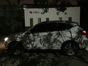 灯影下的汽车