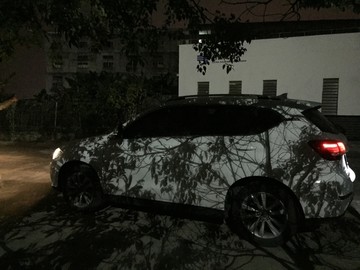 灯影下的汽车