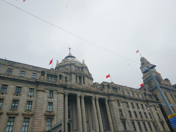 雨中的外滩钟楼建筑