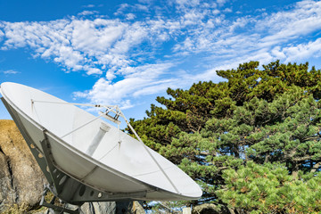 卫星信号接收机在山顶