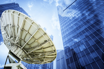 城市摩天大楼和卫星信号接收机