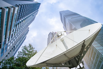 建筑摩天大楼和卫星信号接收机