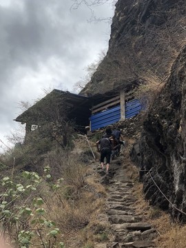 虎跳峡 人工背上山 挑夫