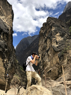 中虎跳谷底 蓝天白云 高山