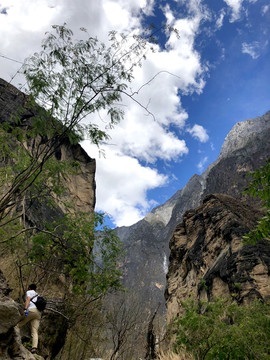 中虎跳谷底 蓝天白云 高山