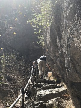 虎跳峡登山的户外运动者