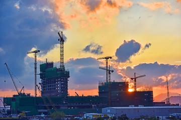 夕阳下的香港建筑工地