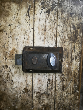 老旧门锁