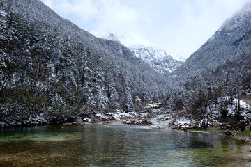 雪山湖泊