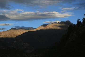 高山丘壑 雪山