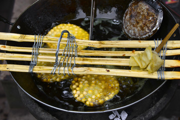 小吃制作 油炸豌豆饼 油锅