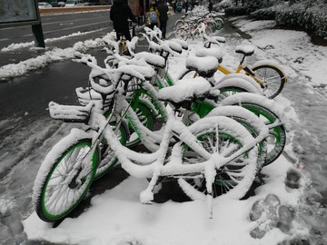 共享单车 雪堆共享单车 路边雪