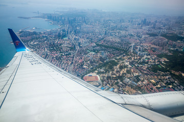 飞机上鸟瞰城市