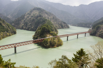 日本奥大井湖接岨峡铁路大桥
