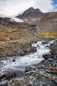 雪山河流