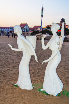 雕塑背篓背伞的短褂长裙男女