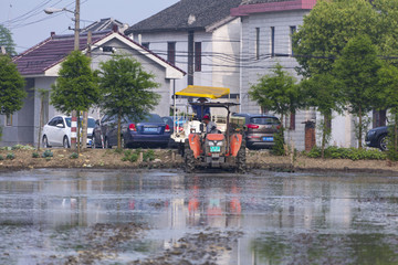 大型农机耕地