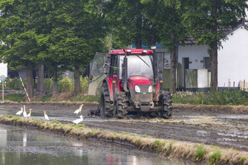 大型农机耕地