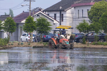 大型农机耕地