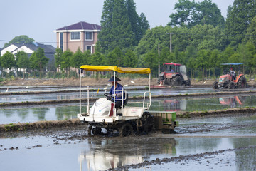 农机耕地