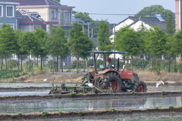 农机耕地