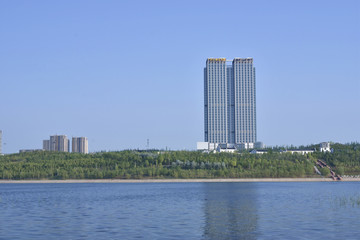 湖泊高楼风景