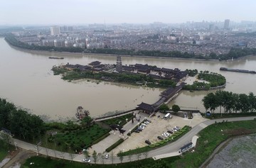 京杭大运河河心岛上的镇国寺