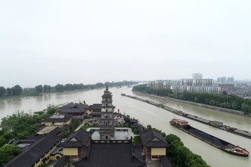 京杭大运河河心岛上的镇国寺