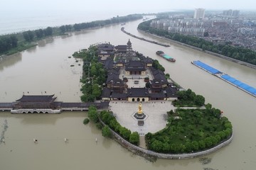 京杭大运河河心岛上的镇国寺