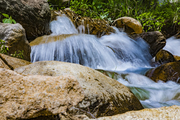 溪流淙淙