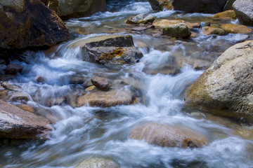 溪流淙淙