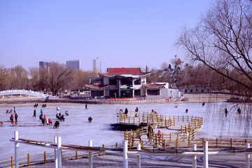 赤峰春节滑冰的市民