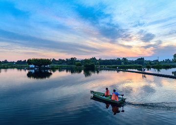 湖泊 湿地公园游船 夕阳彩霞