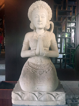 东南亚迎宾女雕像
