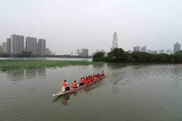 备战龙舟大赛练习忙