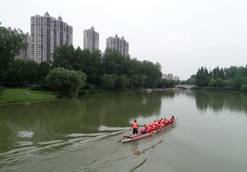 备战龙舟大赛练习忙