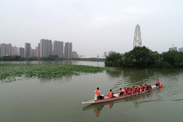 备战龙舟大赛练习忙