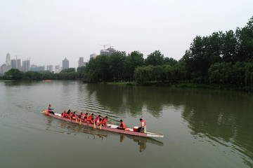 备战龙舟大赛练习忙