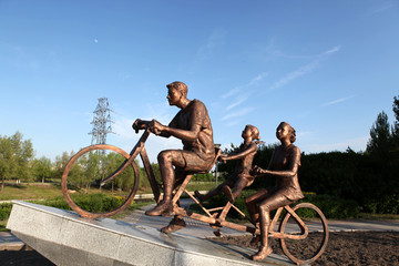 雕塑 铜雕 自行车 一家三口