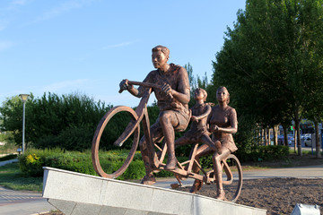 雕塑 铜雕 自行车 一家三口